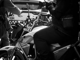 motocyklista ma motorze